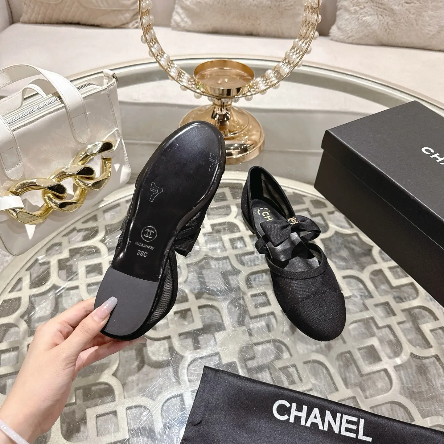 👟👟Ex-factory price 540👟👟 Mesh [purchase-level quality] CHANEL Xiaoxiang 25/A new summer bow-tie shoes 💃 This pair of loafers is really breathtakingly beautiful! Made of cowhide fabric + imported mesh, every detail exudes a sense of high-end ~ classic bow design, Italian genuine leather sole, comfortable and classy on the feet, a perfect must-have for fairies!  🌟 All counters are from the same source! All materials are customized according to the original 1:1, and are developed and patterned from genuine products. The quality is absolutely assured ~ a classic that must be bought every year, a versatile artifact that looks great whether paired with skirts or jeans!  💖 The perfect finishing touch for summer outfits, sisters, just do it! 👉 Fabric: Imported sheepskin Lining: Imported sheepskin Outsole: Private molded outsole Code number: 35-40 (41 customized, non-refundable) Mesh surface